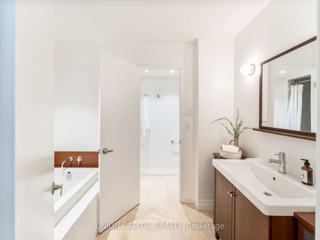 206 - 25 Maitland St