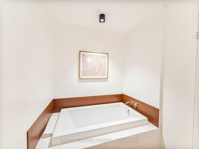 206 - 25 Maitland St