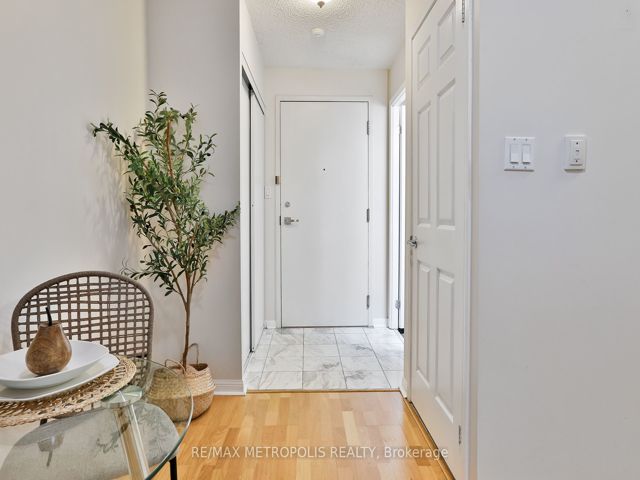 820 - 230 Queens Quay W