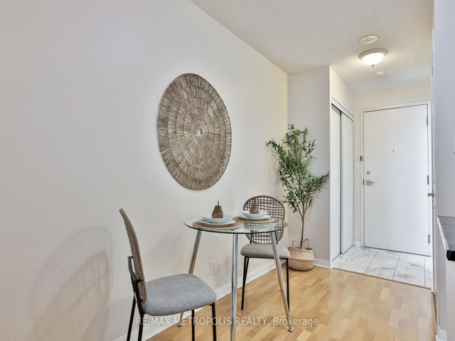 820 - 230 Queens Quay W