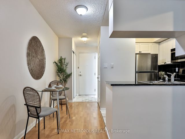 820 - 230 Queens Quay W