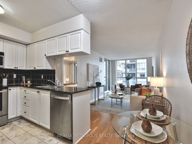 820 - 230 Queens Quay W