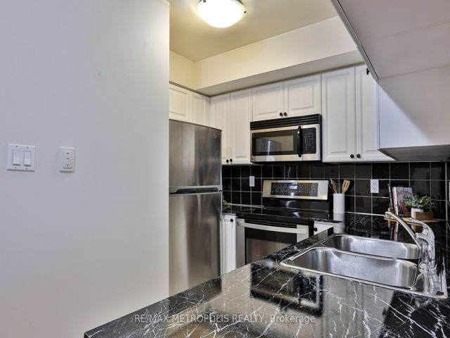 820 - 230 Queens Quay W