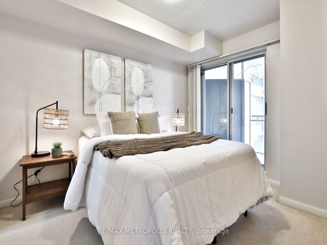 820 - 230 Queens Quay W