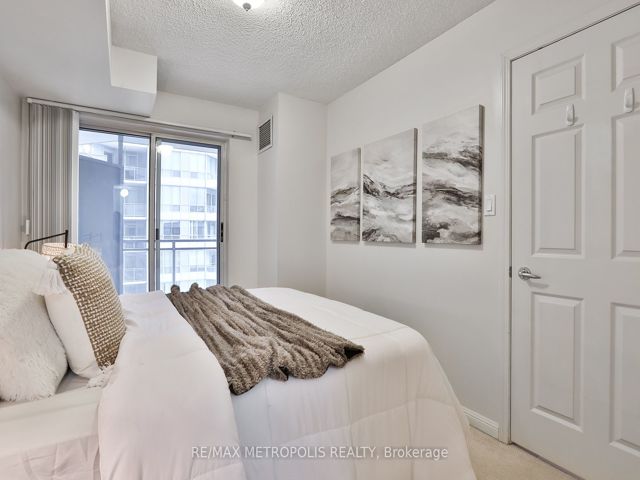 820 - 230 Queens Quay W