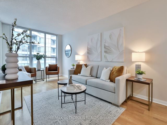 820 - 230 Queens Quay W