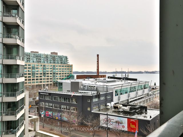 820 - 230 Queens Quay W