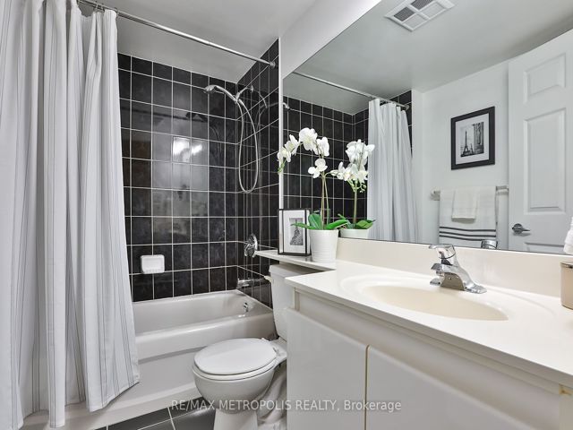 820 - 230 Queens Quay W