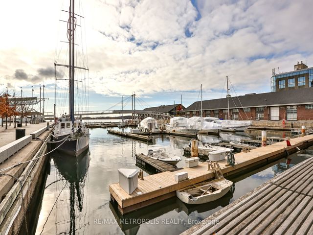 820 - 230 Queens Quay W