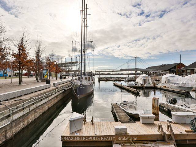820 - 230 Queens Quay W