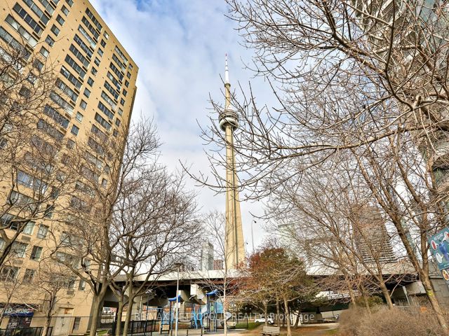 820 - 230 Queens Quay W