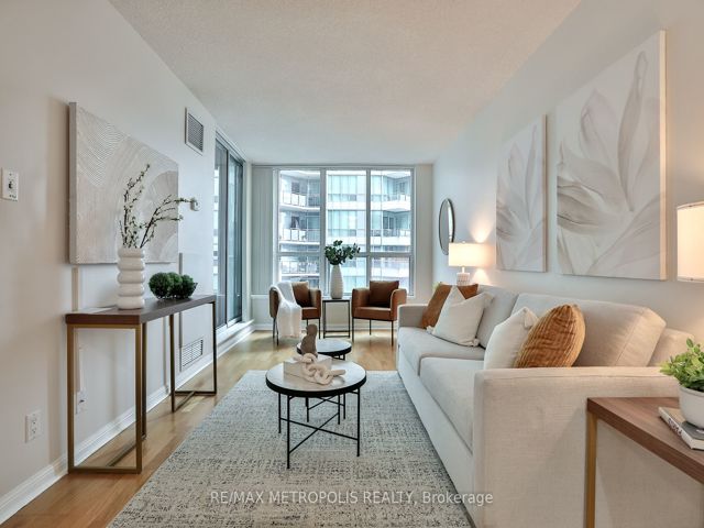 820 - 230 Queens Quay W