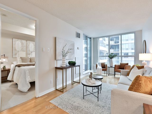 820 - 230 Queens Quay W