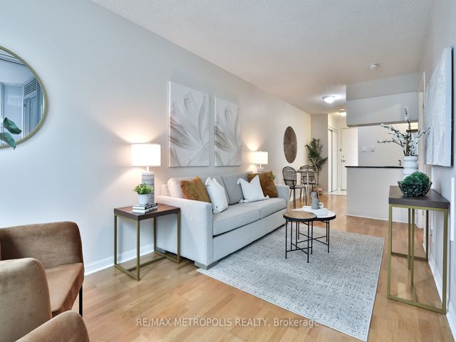820 - 230 Queens Quay W
