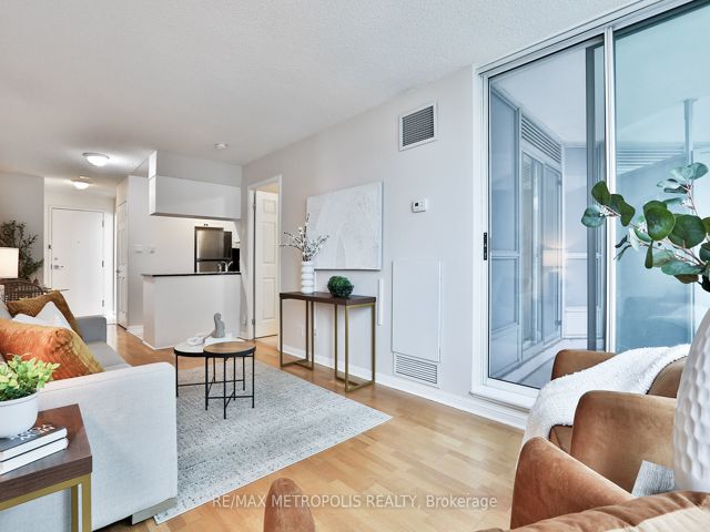 820 - 230 Queens Quay W