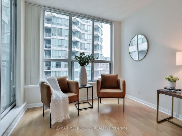 820 - 230 Queens Quay W