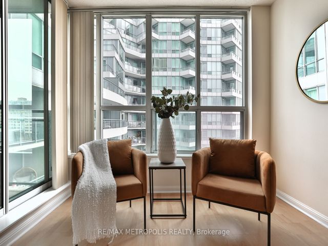 820 - 230 Queens Quay W