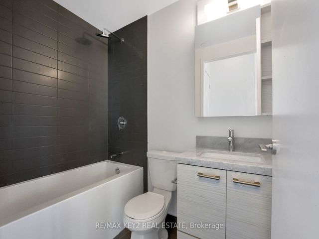 3402 - 2221 Yonge St