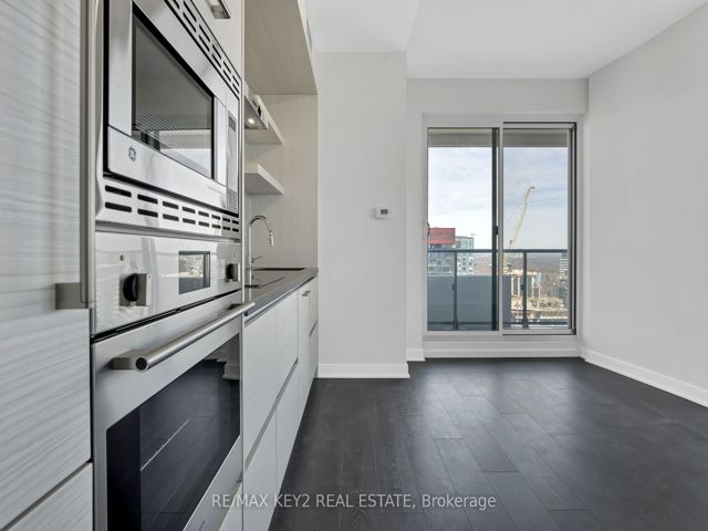 3402 - 2221 Yonge St