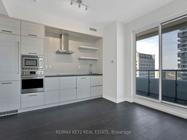 3402 - 2221 Yonge St