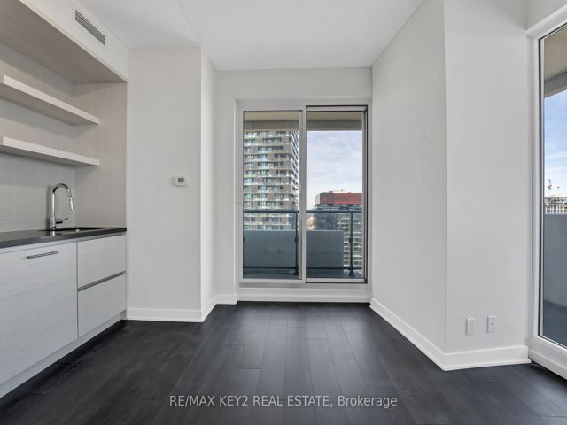 3402 - 2221 Yonge St