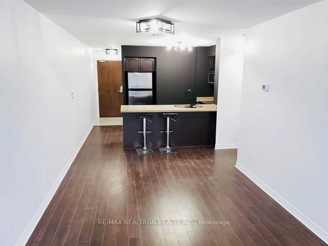 301 - 35 Hollywood Ave