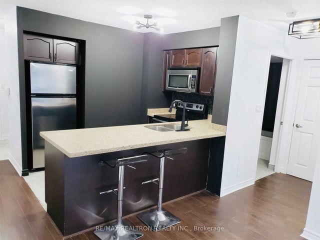 301 - 35 Hollywood Ave
