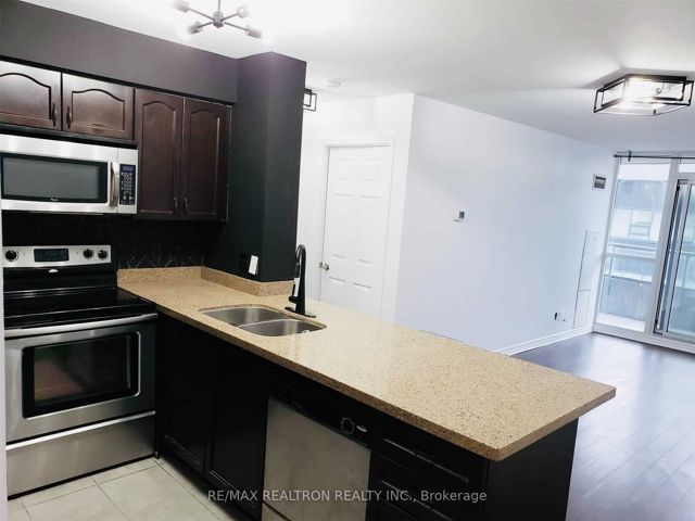301 - 35 Hollywood Ave