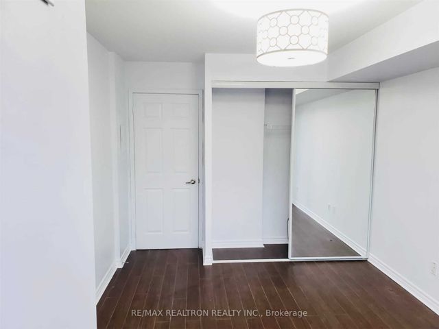 301 - 35 Hollywood Ave