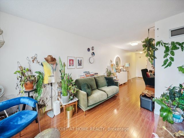 1407 - 633 Bay St