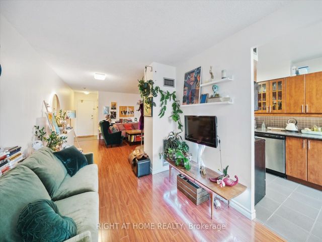 1407 - 633 Bay St