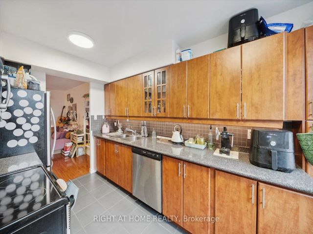 1407 - 633 Bay St