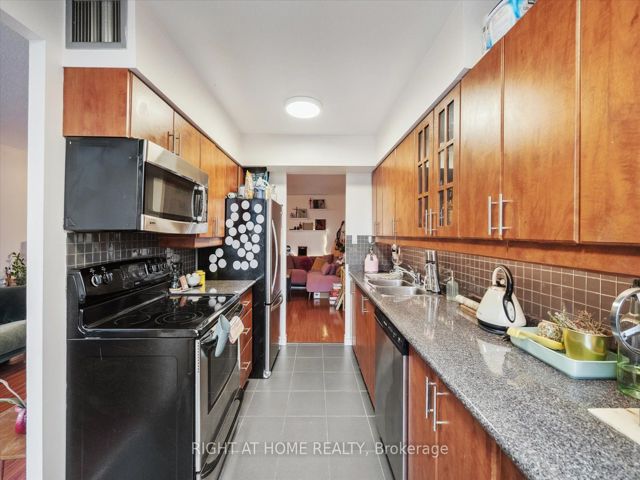 1407 - 633 Bay St