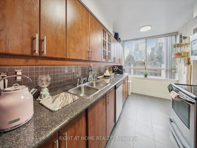 1407 - 633 Bay St