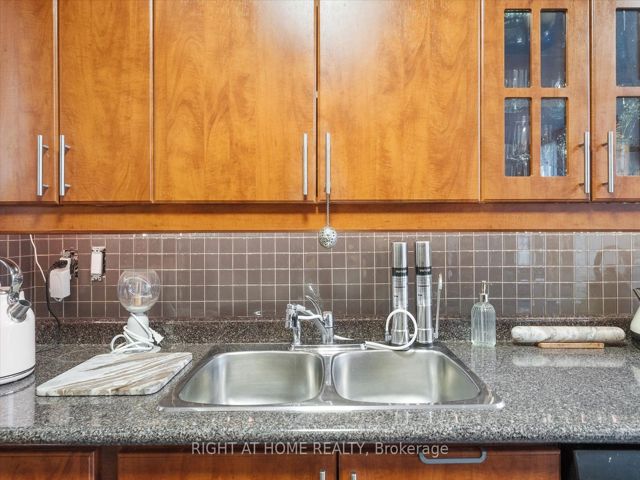1407 - 633 Bay St