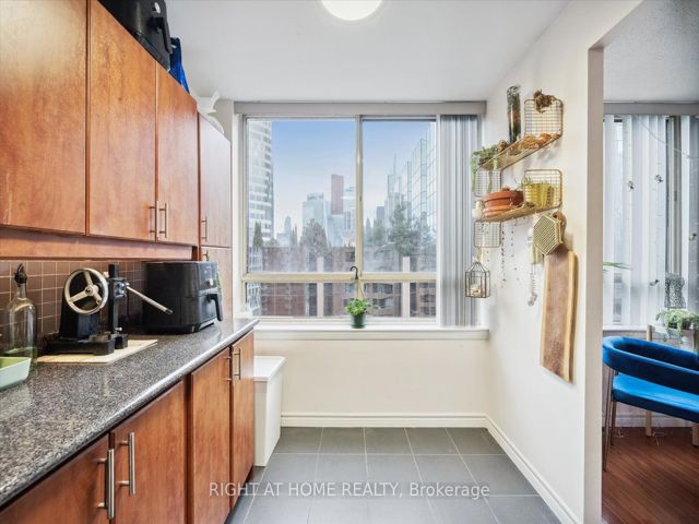 1407 - 633 Bay St