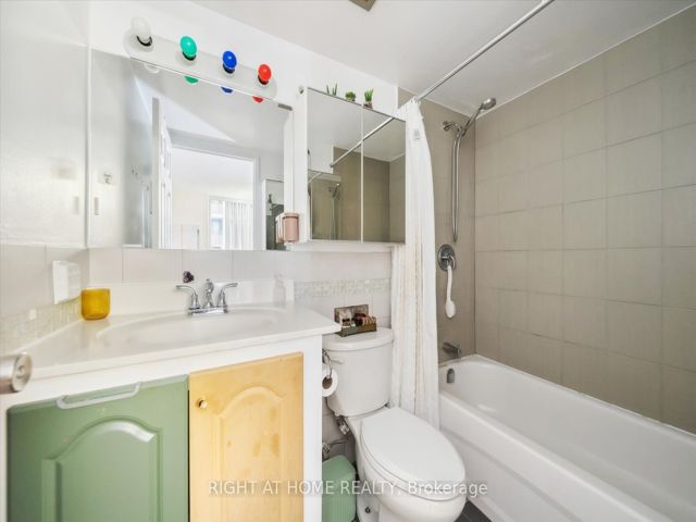 1407 - 633 Bay St