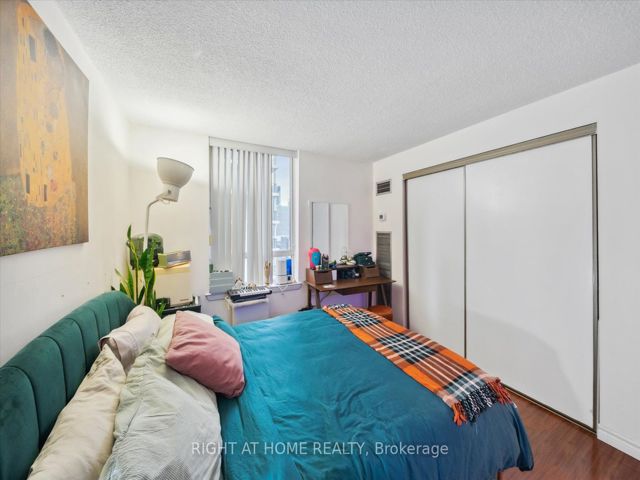 1407 - 633 Bay St