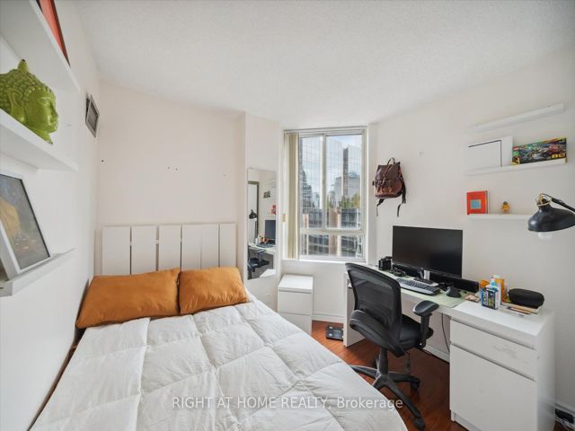 1407 - 633 Bay St