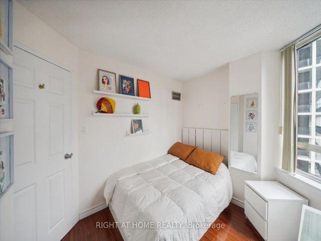 1407 - 633 Bay St