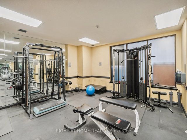 1407 - 633 Bay St