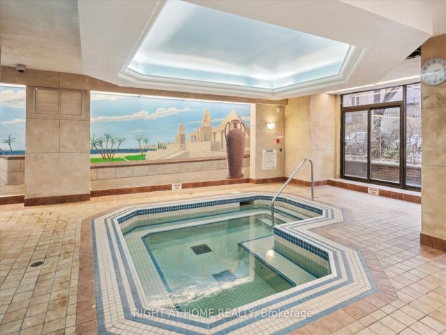 1407 - 633 Bay St