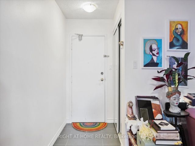 1407 - 633 Bay St