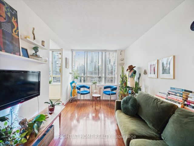 1407 - 633 Bay St
