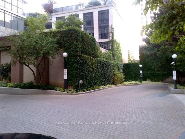 1604 - 7 Carlton St