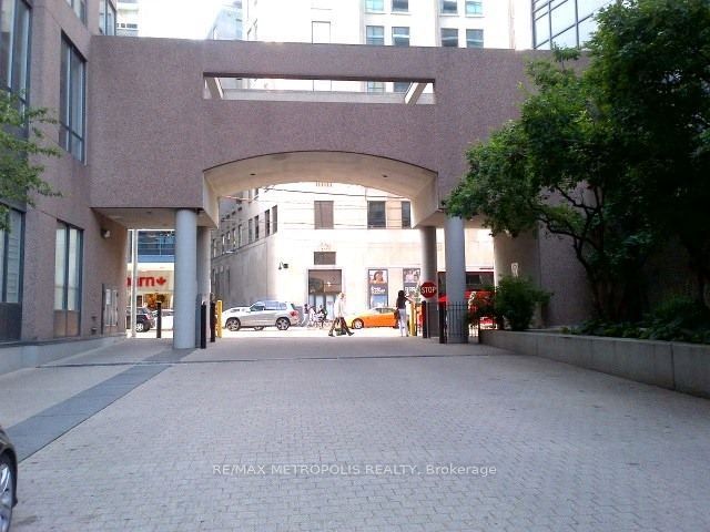 1604 - 7 Carlton St