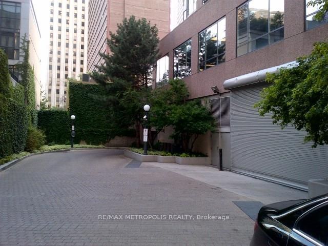 1604 - 7 Carlton St