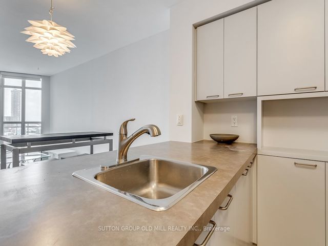 PH2 - 255 Richmond St E