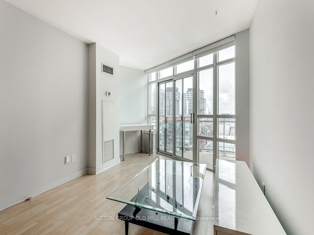 PH2 - 255 Richmond St E