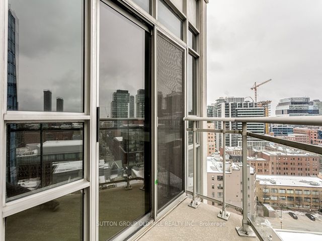 PH2 - 255 Richmond St E